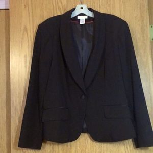 Black blazer.  Hits top of thigh.  Single button